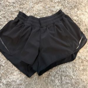 SIZE 4. LULULEMON LOW-RISE HOTTY HOT SHORT 2.5”. BLACK.